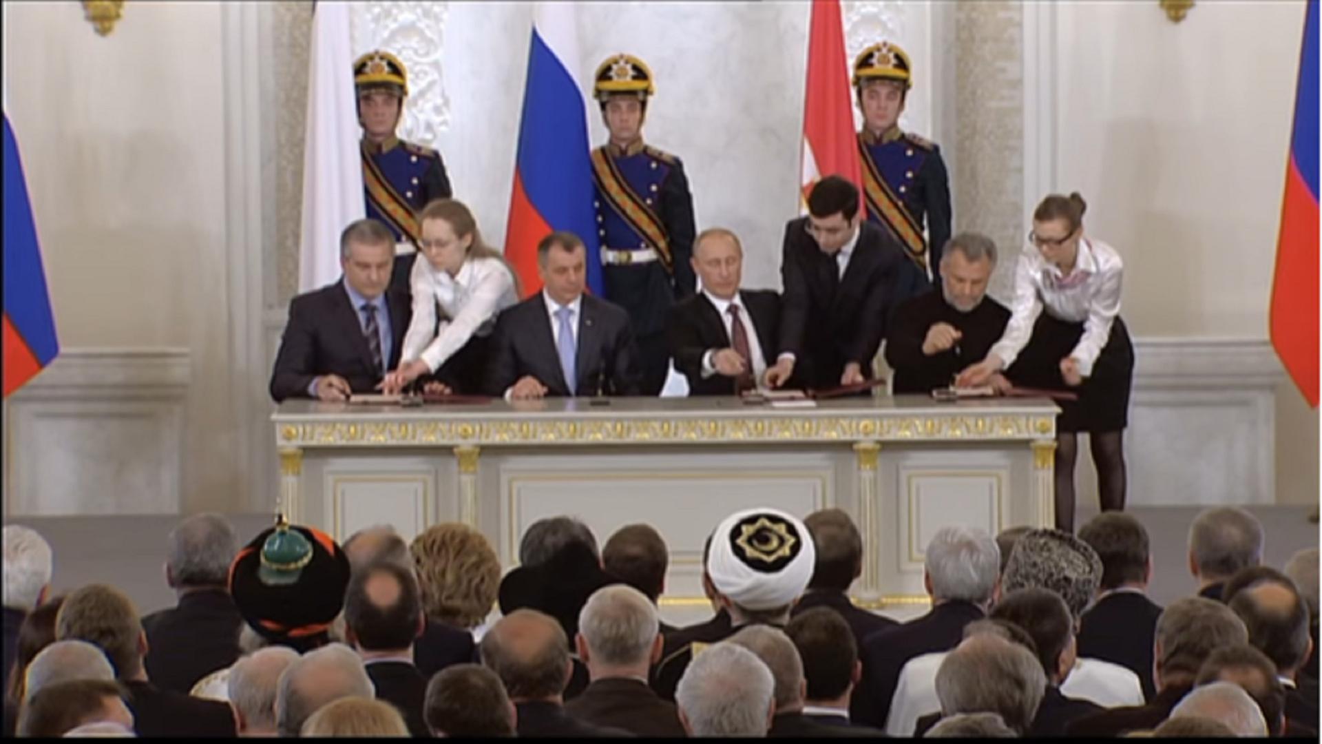 2014: Putin unterzeichnet Krim-Eingliederung