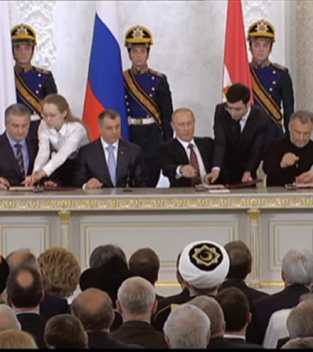 2014: Putin unterzeichnet Krim-Eingliederung