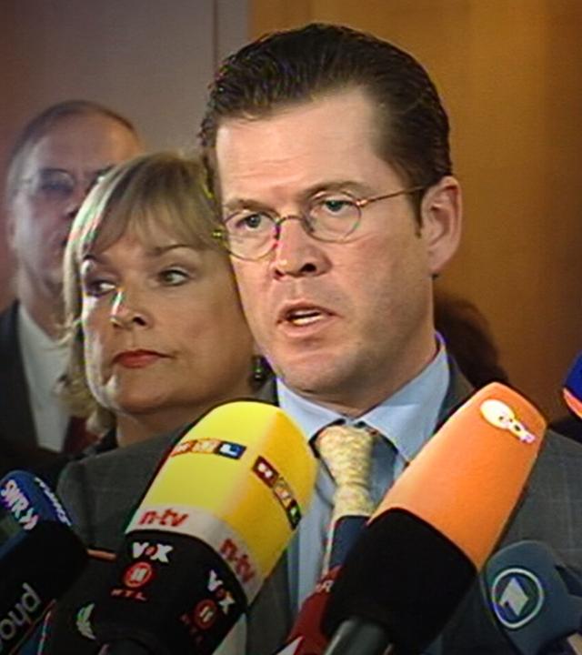 23.08.10 - Zu Guttenberg: "Wehrpflicht im Grundgesetz behalten"