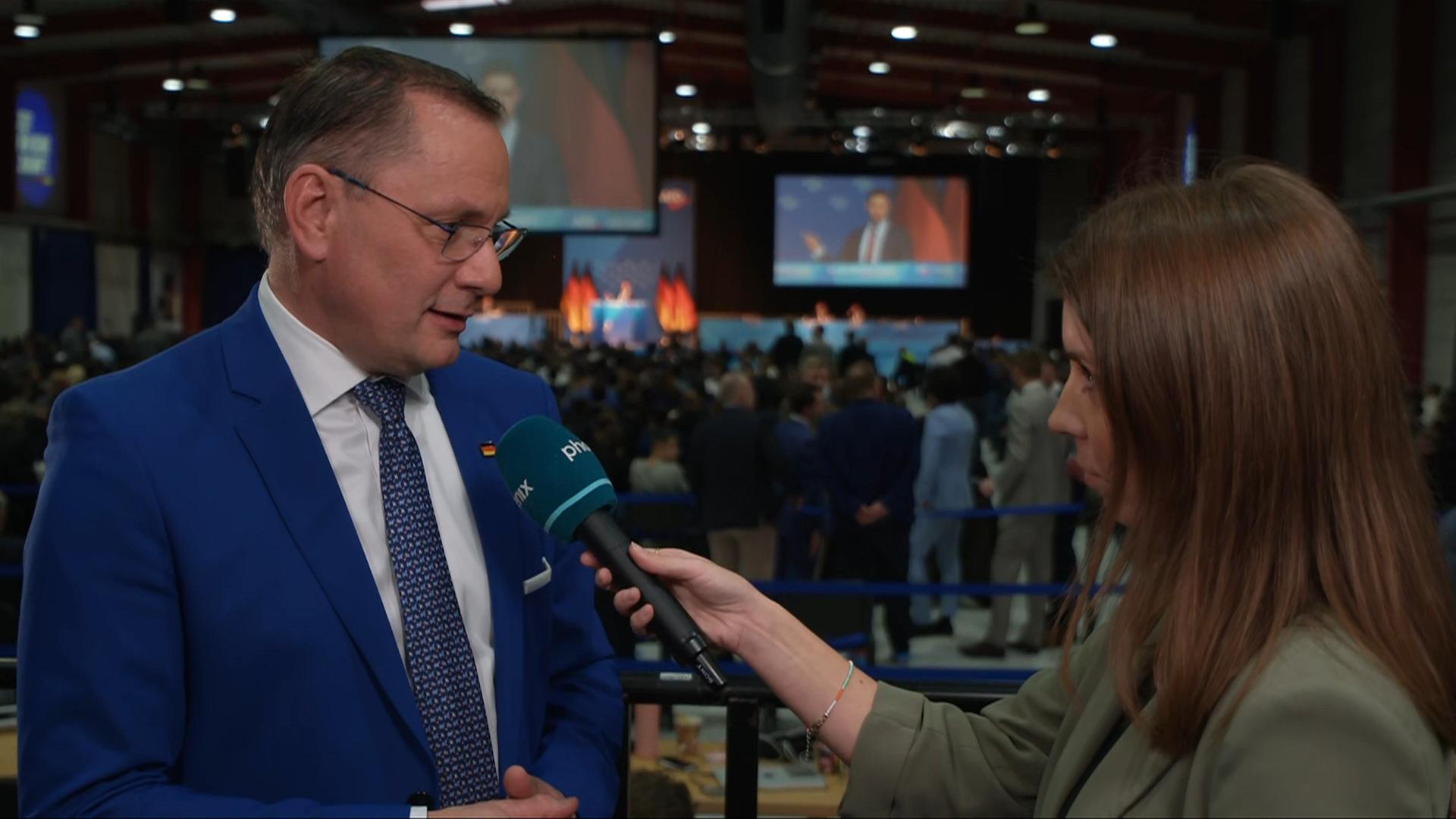 AfD: Vorsitzender Tino Chrupalla im phoenix-Interview, mit Einordnung