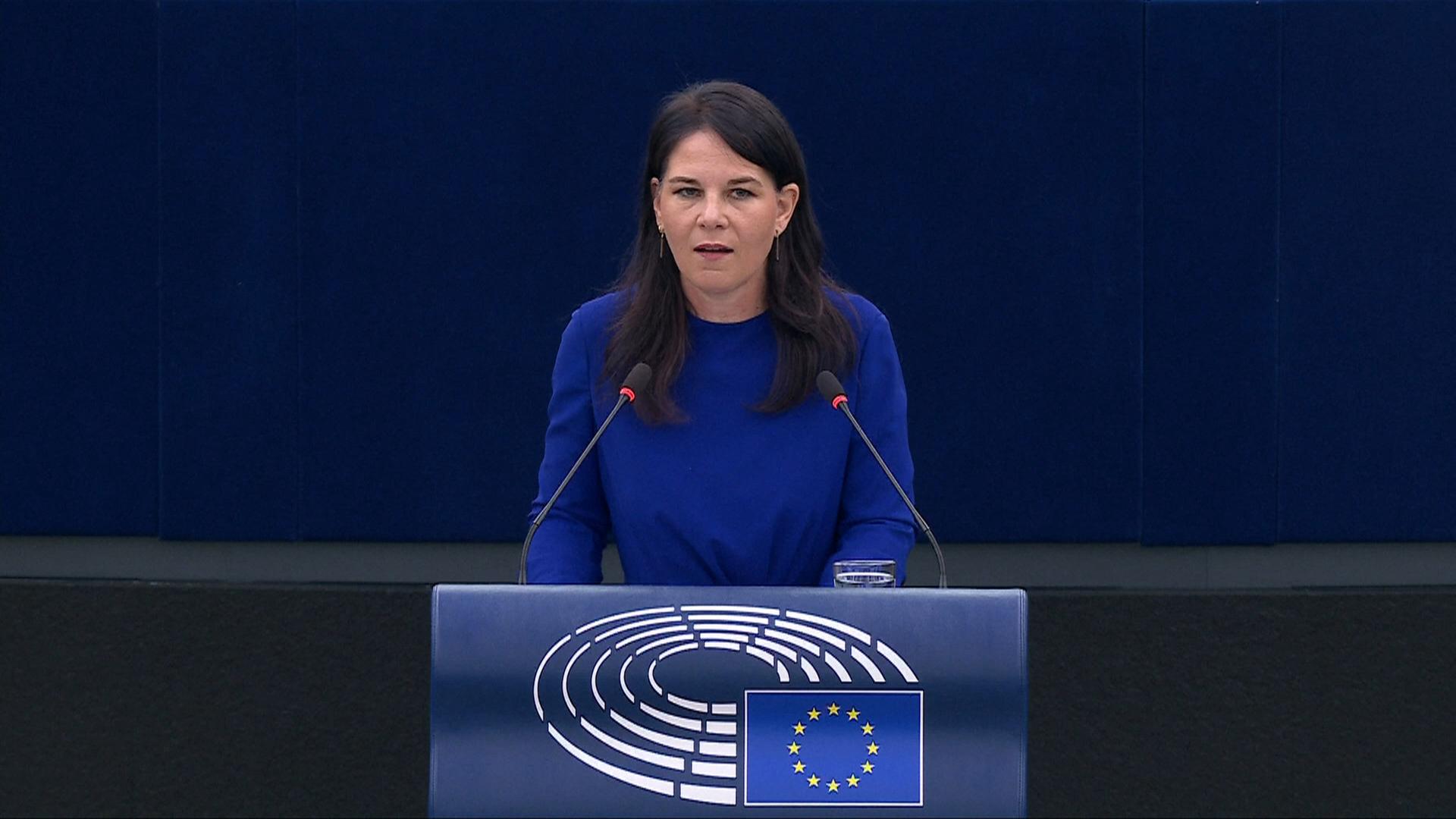 Annalena Baerbock spricht im EU-Parlament