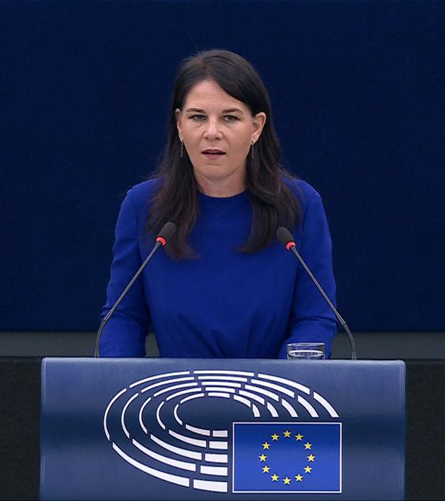 Annalena Baerbock spricht im EU-Parlament