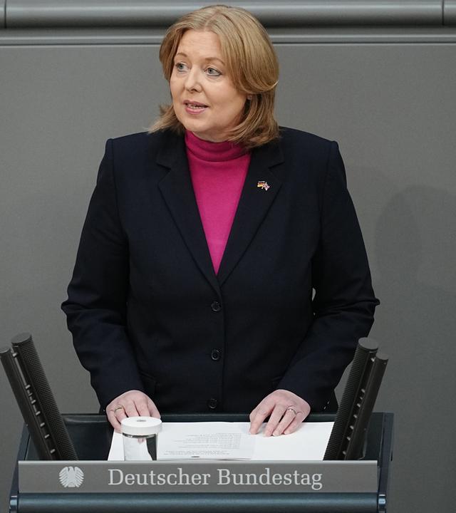 Bärbel Bas bergrüßt Charles III.