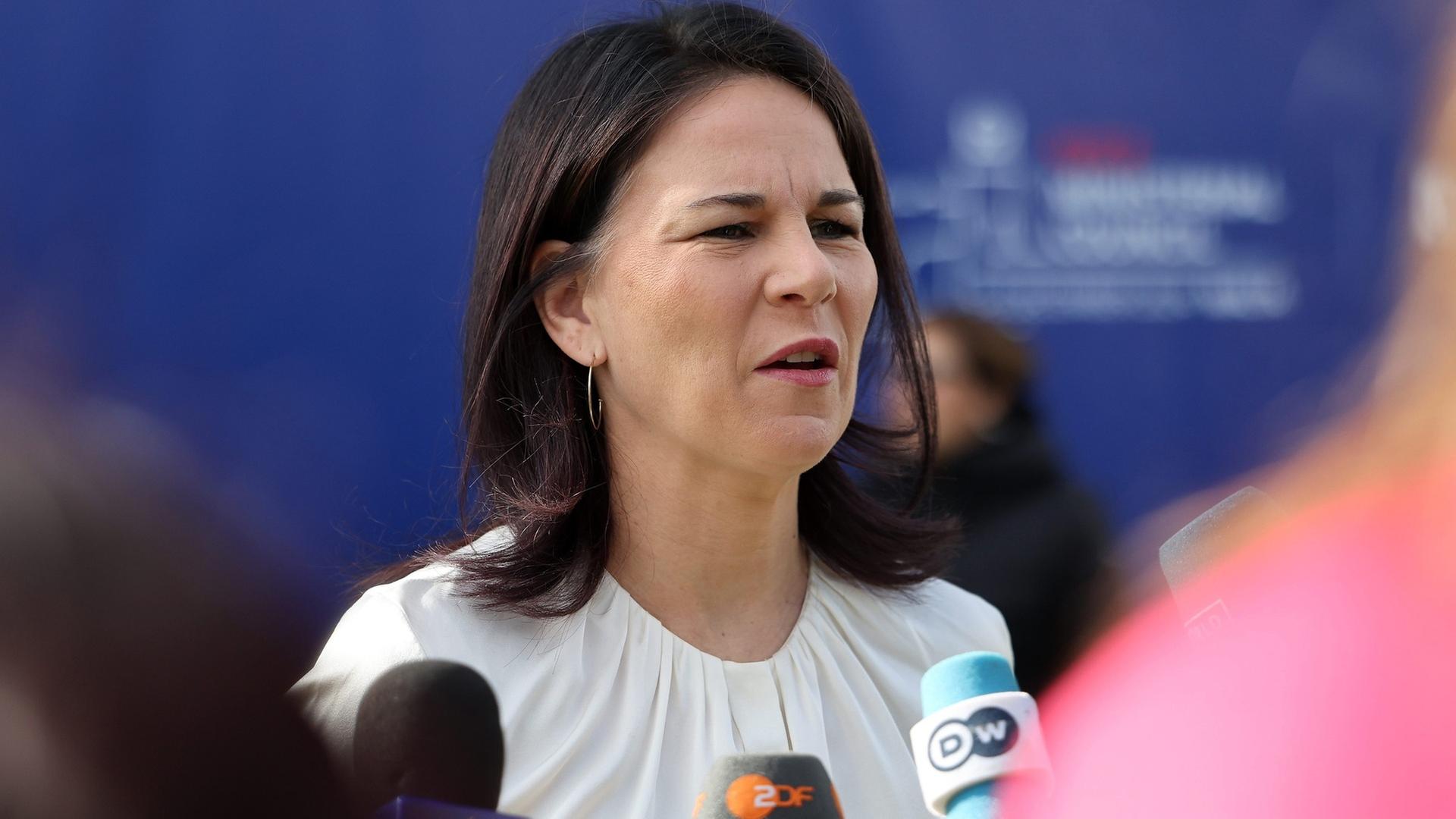 Baerbock: "Putin betreibt hybrides Kriegsspiel"