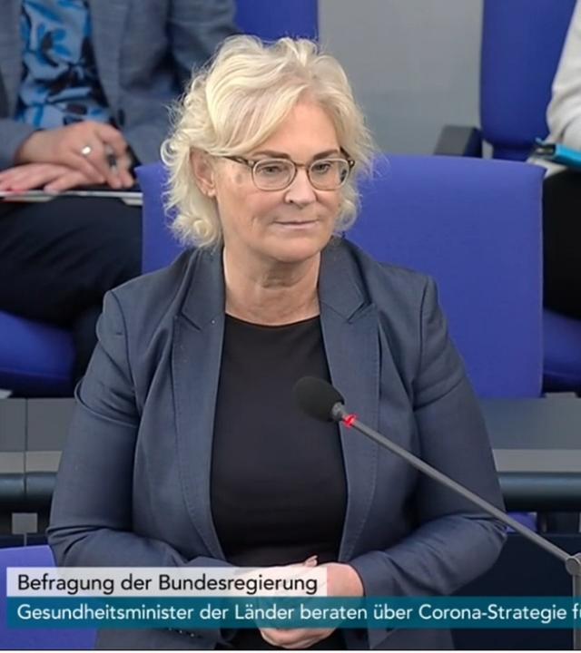 Befragung der Verteidigungsministerin