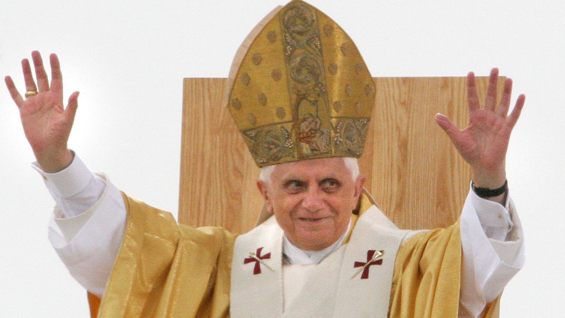 Benedikt XVI. vor dem Kölner Dom (19.08.2005)