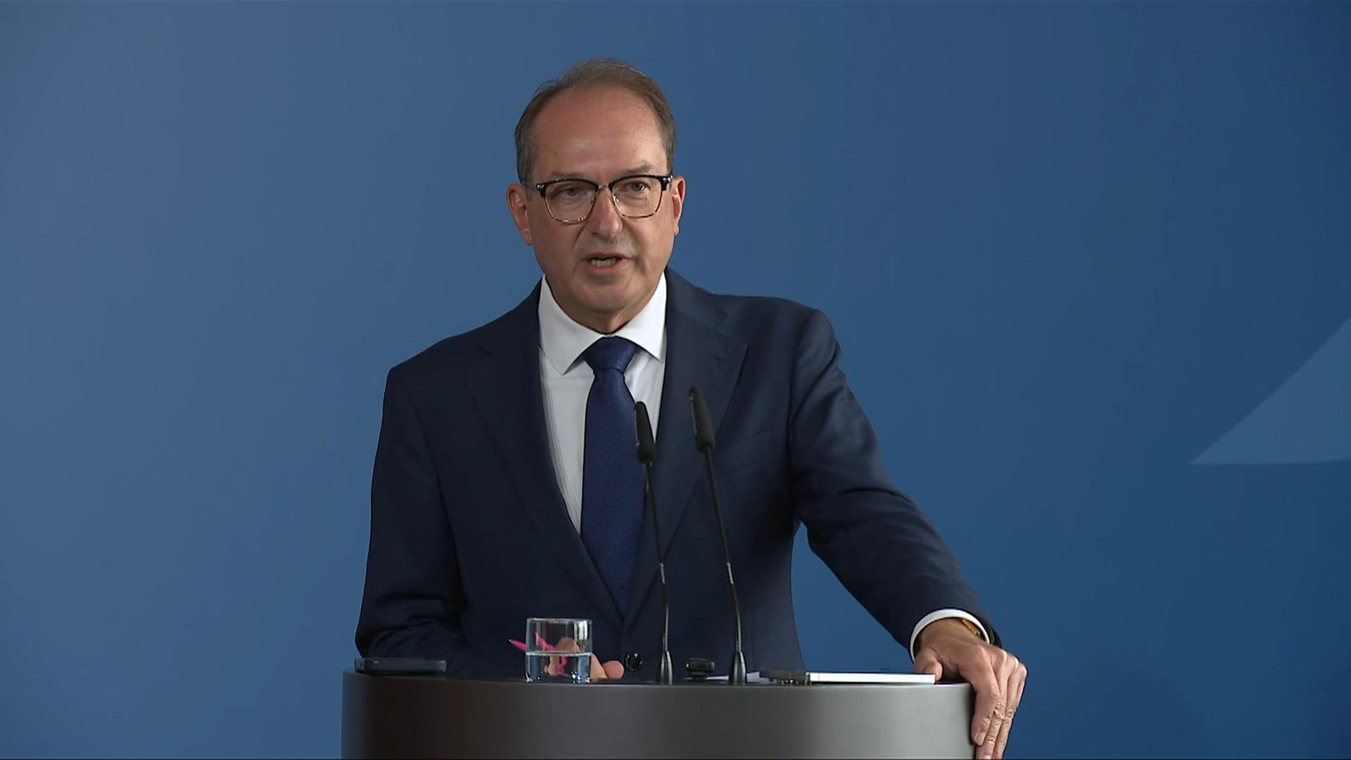 Bundesinnenminister Dobrindt zu Waffenfund bei Berlin