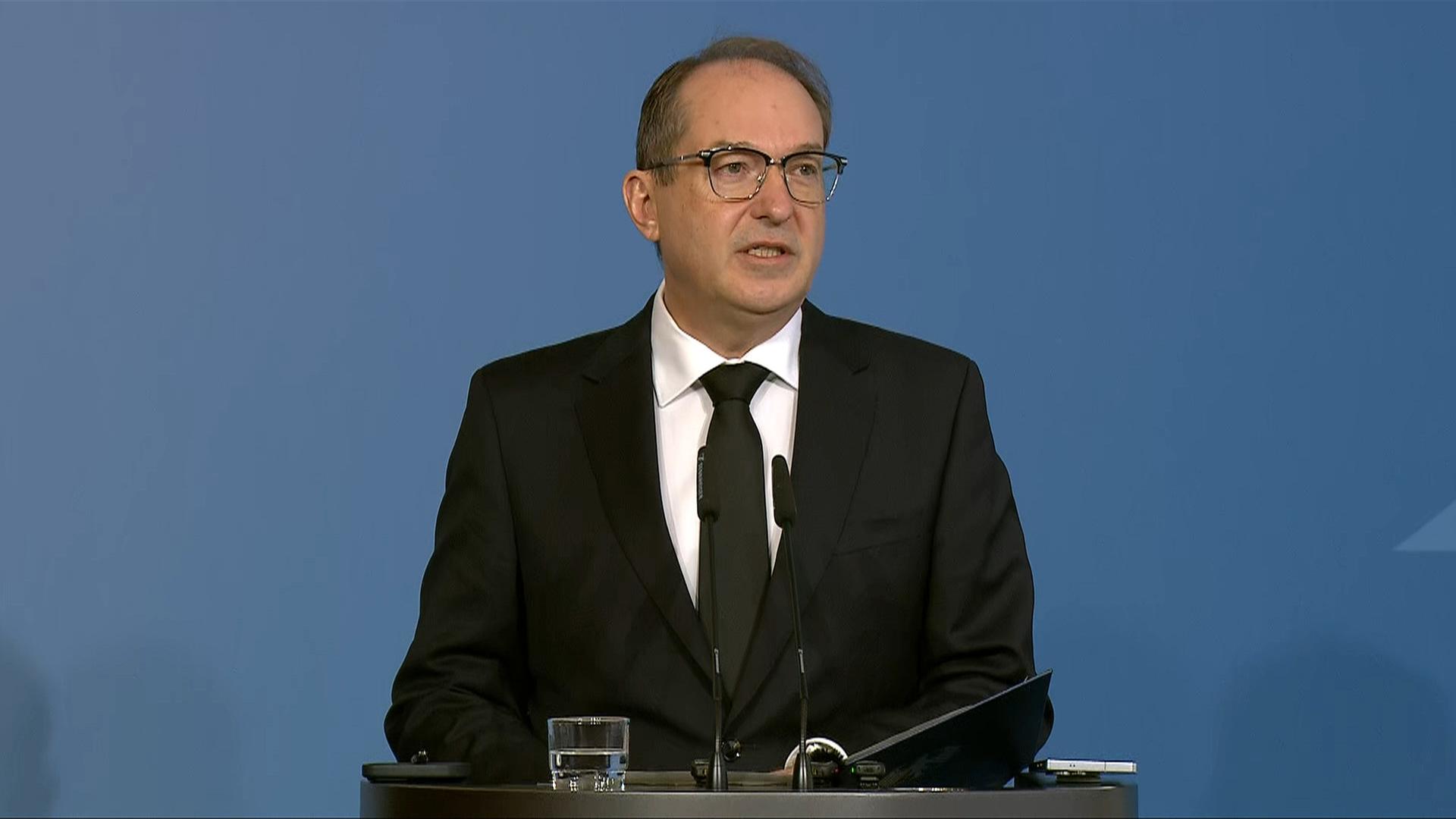 Dobrindt: Aufrüsten im Kampf gegen den Linksextremismus