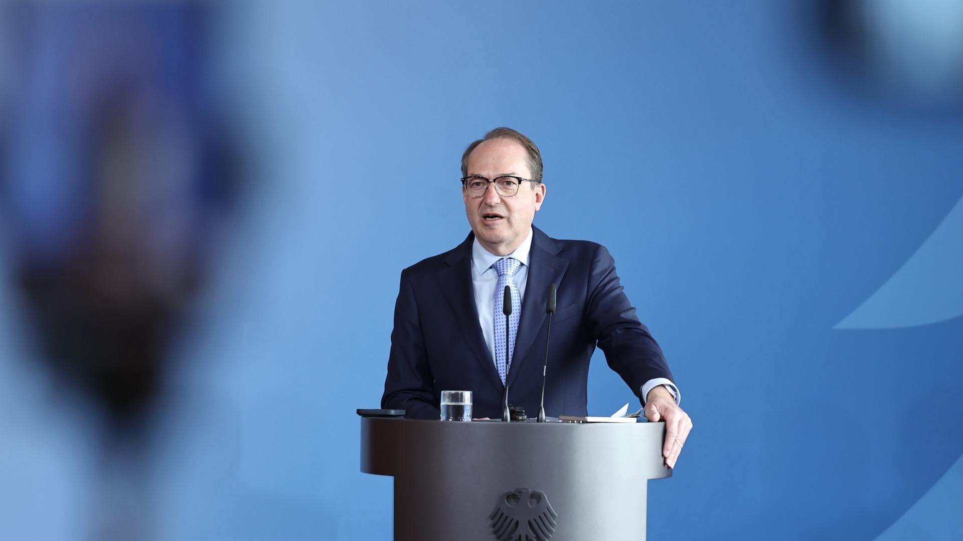 Dobrindt: "Wir stärken unsere Polizeiarbeit"