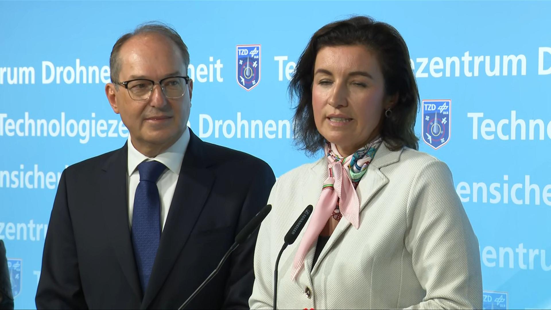 Drohnensicherheit - Pressekonfetrenz mit Dobrindt und Bär