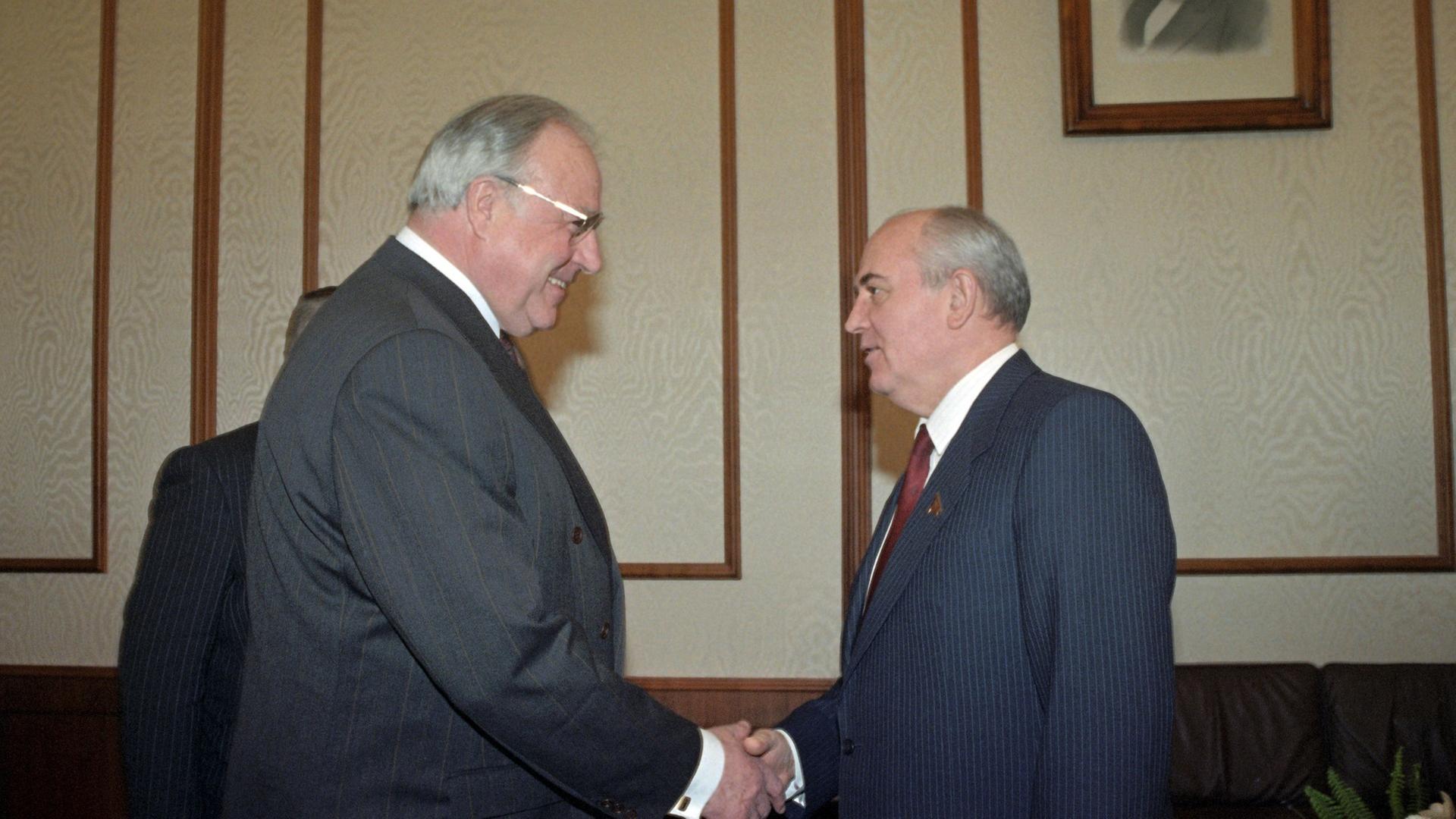 Роль горбачева в гдр кто играет. Гельмут коль и Горбачев. Объединение Германии Горбачев 1990. Гельмут коль и Горбачев Архыз.