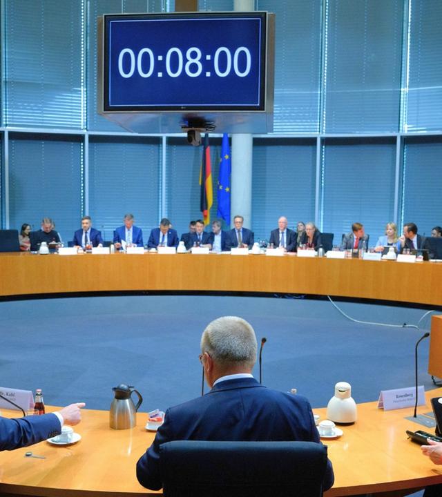 Gefahren für die Demokratie · Kontrolle der Nachrichtendienste