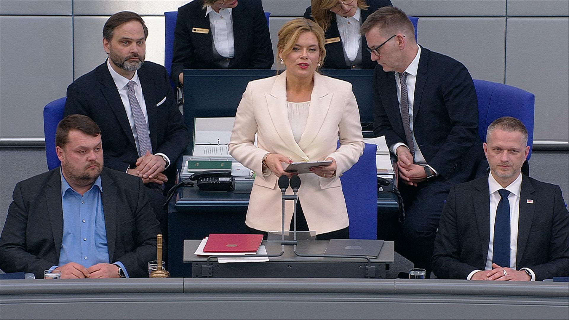 Klöckner: "Demokratie verlangt Respekt"