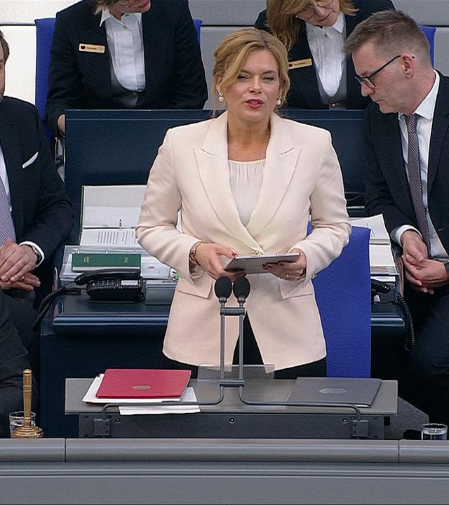 Klöckner: "Demokratie verlangt Respekt"