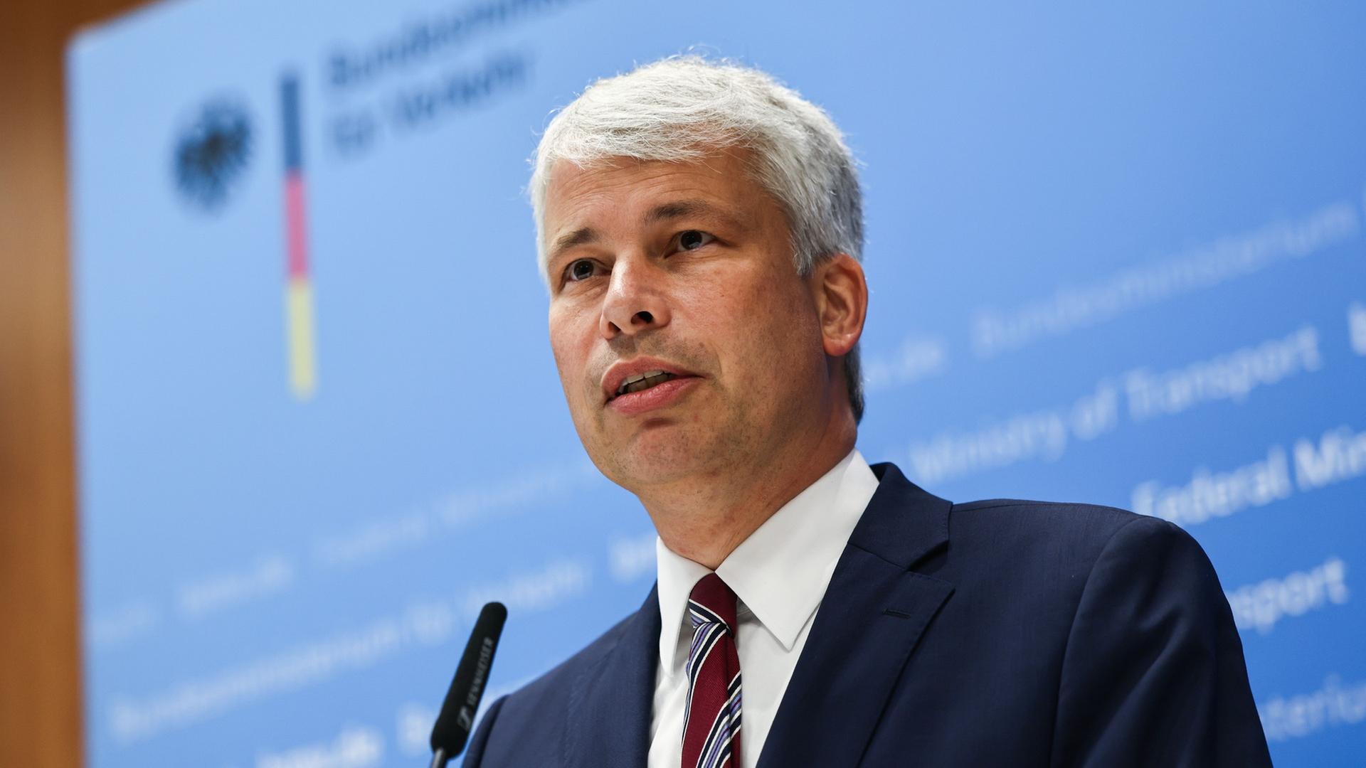 LKW-Fahrverbot an Sonntagen aufheben? Verkehrsminister Bilger nach Niedrigwasser-Konferenz