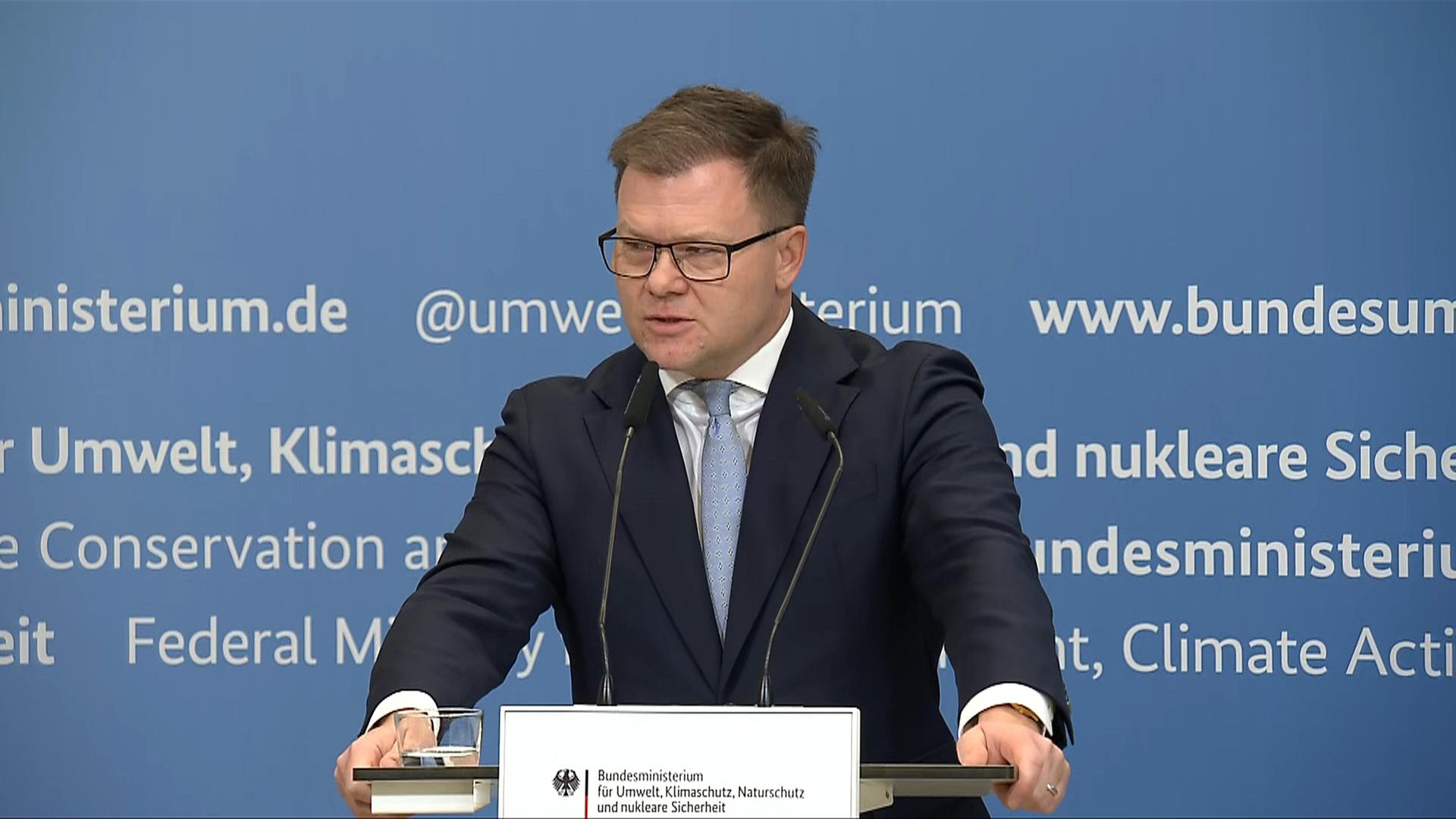 Neue E-Auto-Kaufprämie: Bundesumweltminister Carsten Schneider (SPD) stellt vor