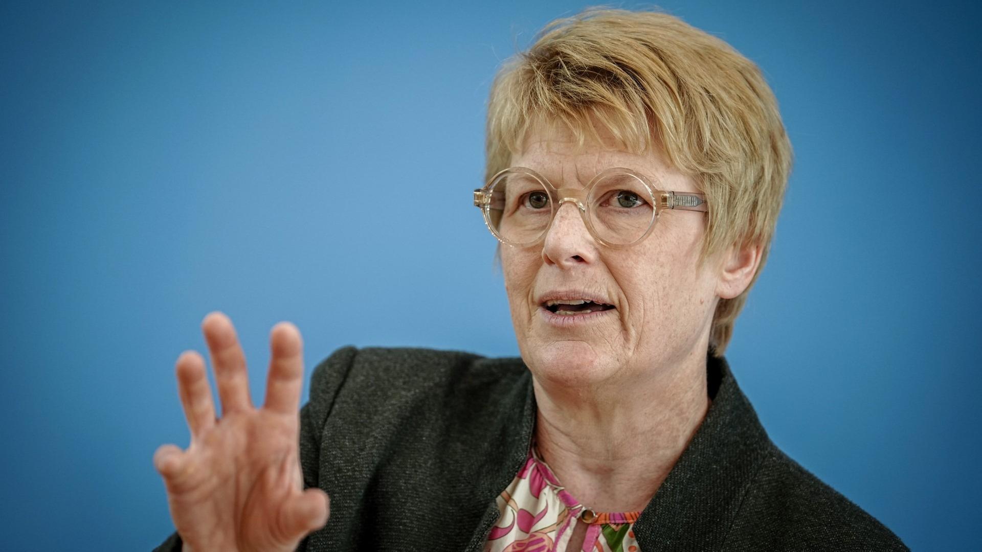 Prof. Veronika Grimm zur Herbstprojektion