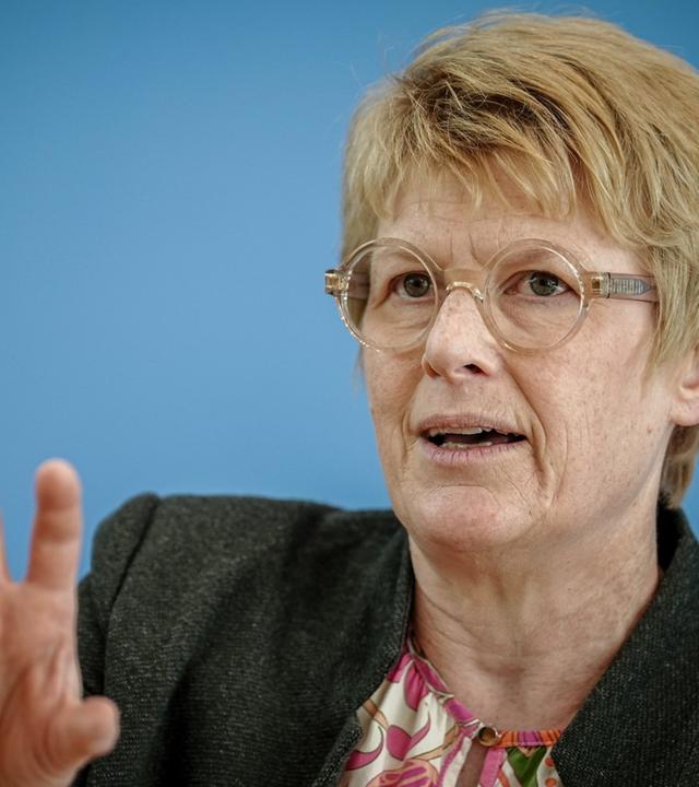 Prof. Veronika Grimm zur Herbstprojektion