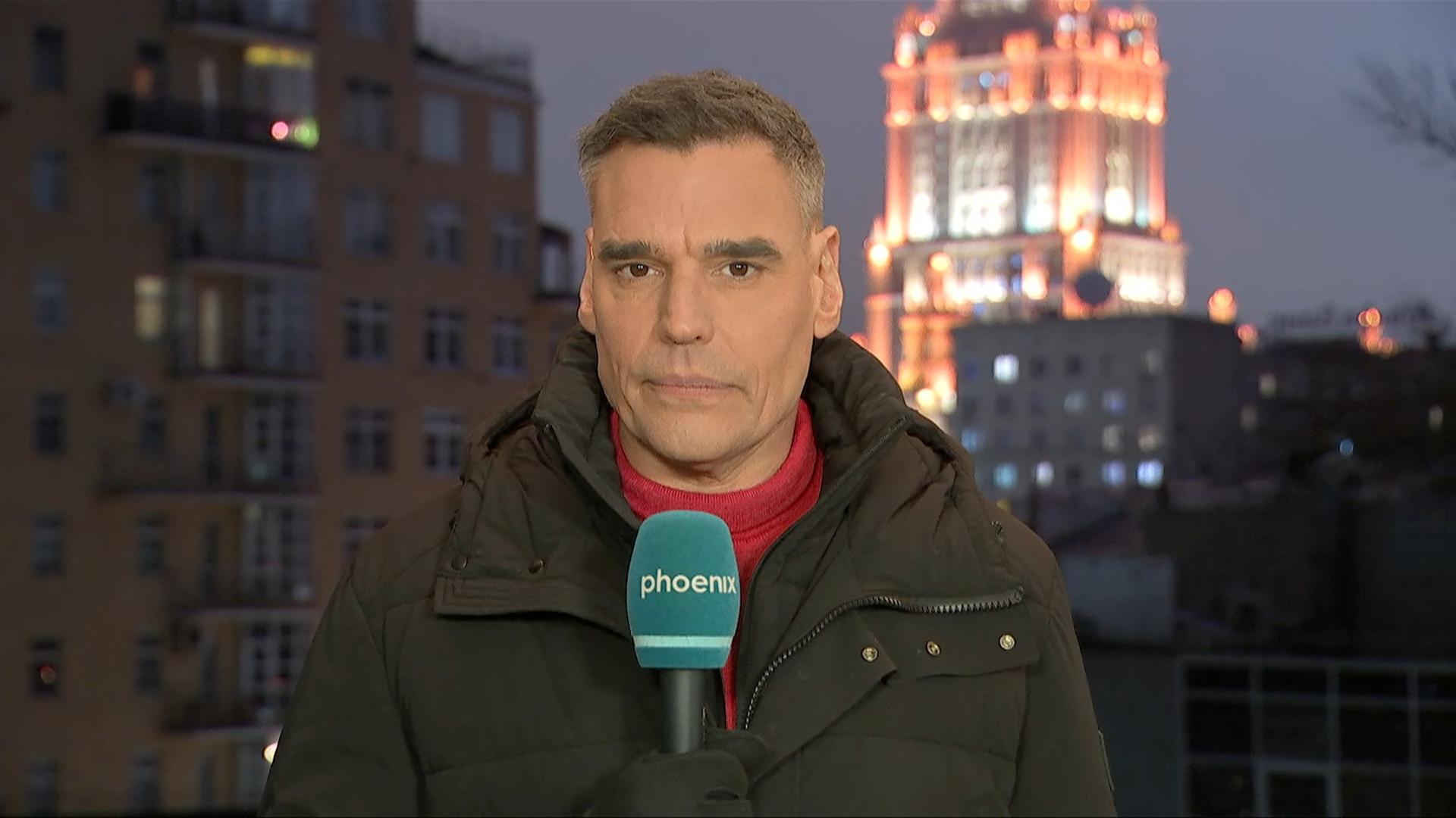 Putins Jahrespressekonferenz: “Er hat sein Volk auf den vierten Jahreswechsel im Krieg eingestimmt”