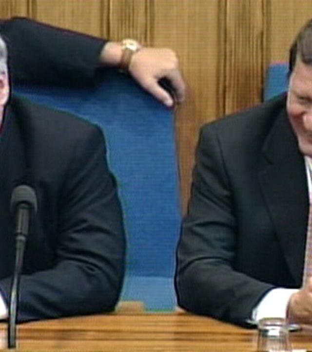 Regierungsauftrag und politisches Kabarett: SPD-Spitze nach dem Wahlsieg '98