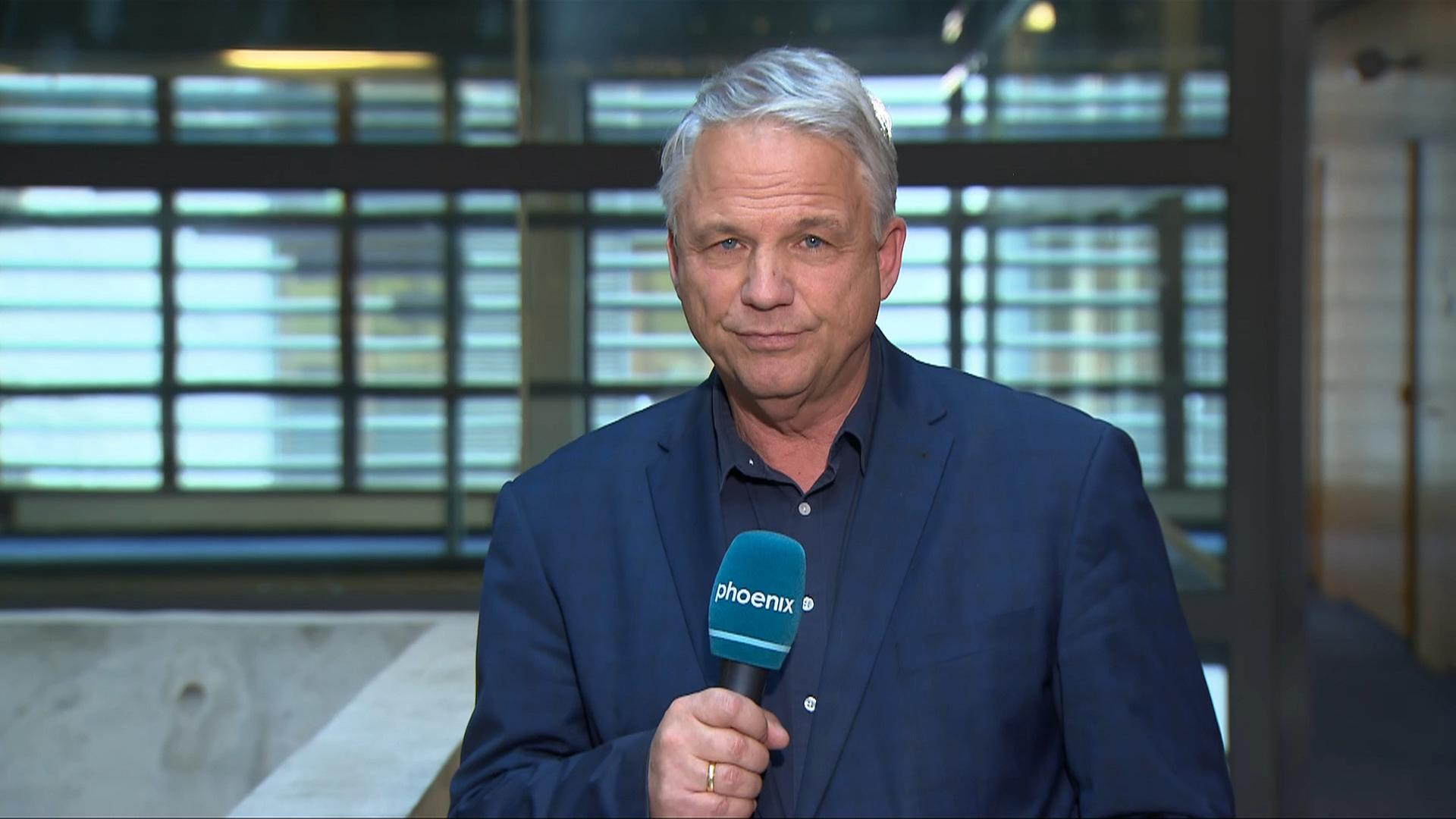 Regierungspressekonferenz: "Wenn einen kein anderer lobt, lobt man sich selbst"