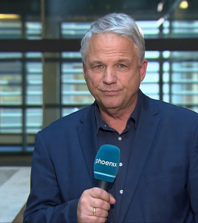 Regierungspressekonferenz: "Wenn einen kein anderer lobt, lobt man sich selbst"