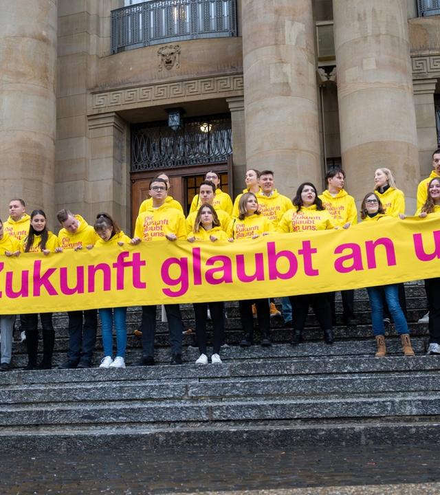 Sparen, streichen, kürzen - Regieren auf Kosten der Jugend?