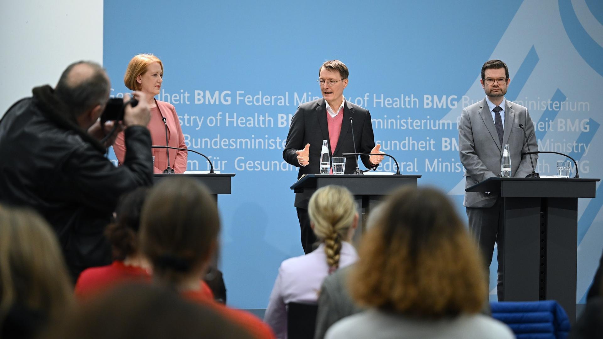 Übergabe Bericht zur reproduktiven Selbstbestimmung