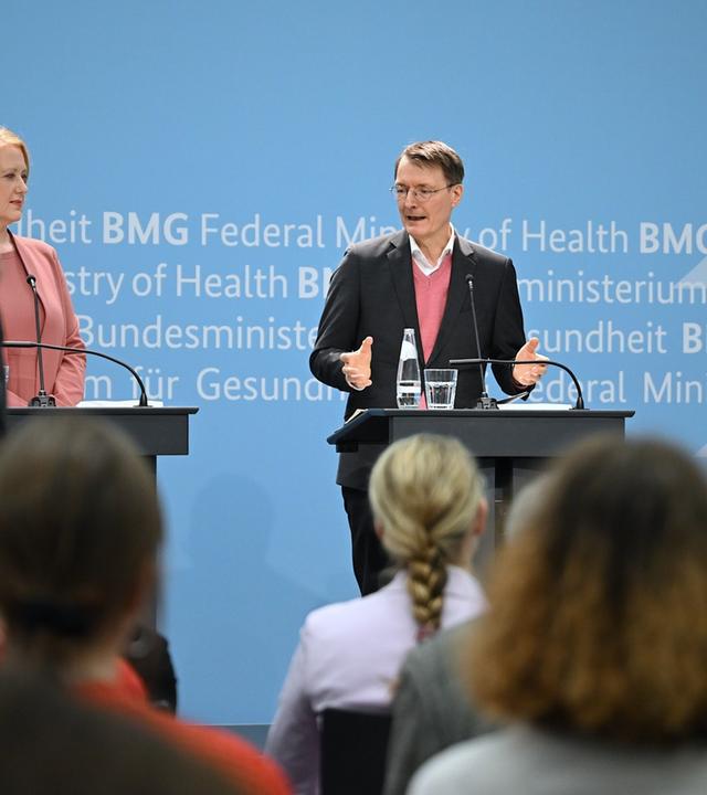 Übergabe Bericht zur reproduktiven Selbstbestimmung