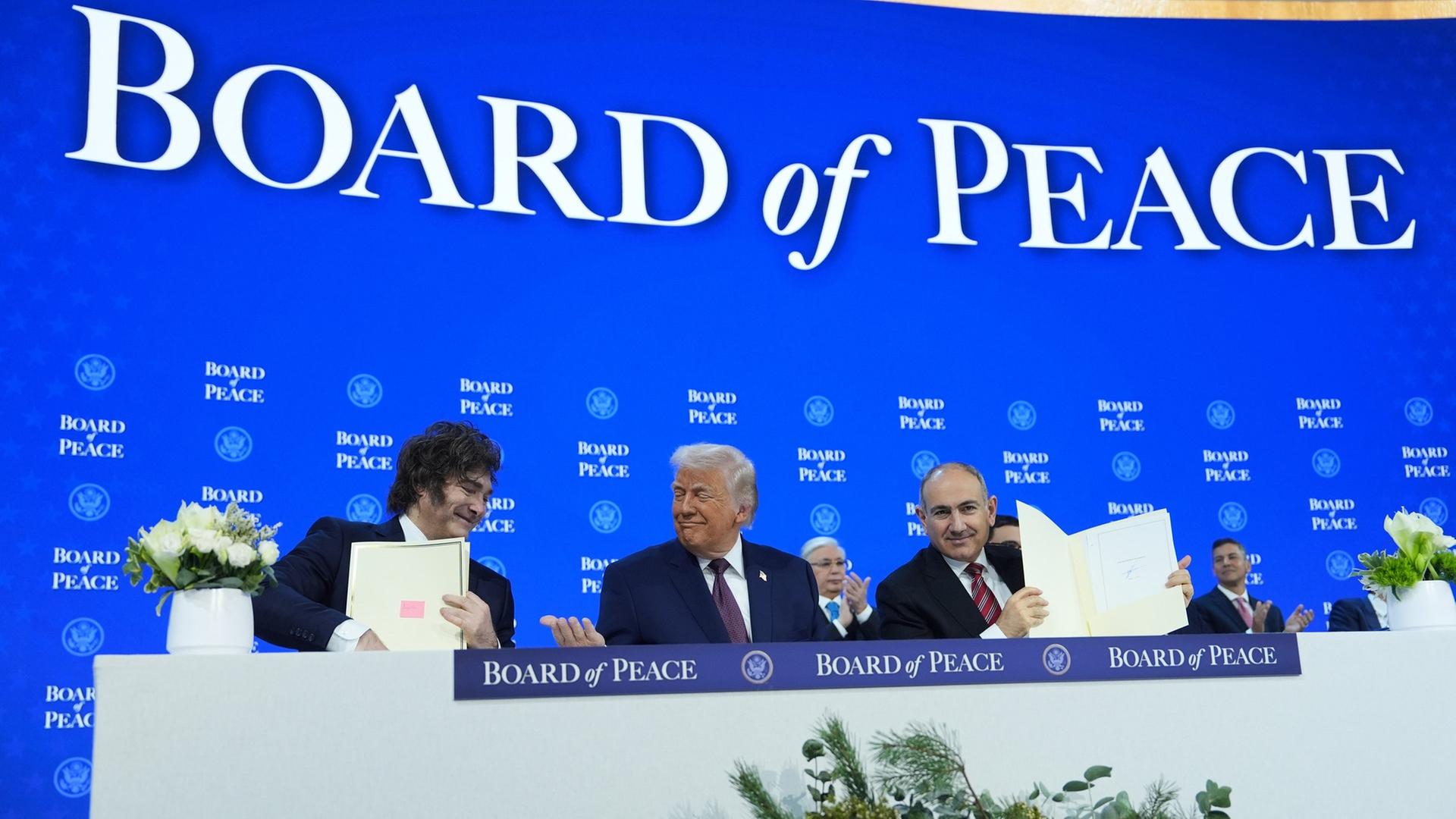 Unterzeichnungszeremonie "Charta des Friedensrats"