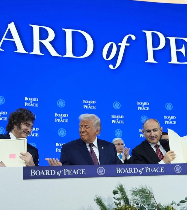 Unterzeichnungszeremonie "Charta des Friedensrats"