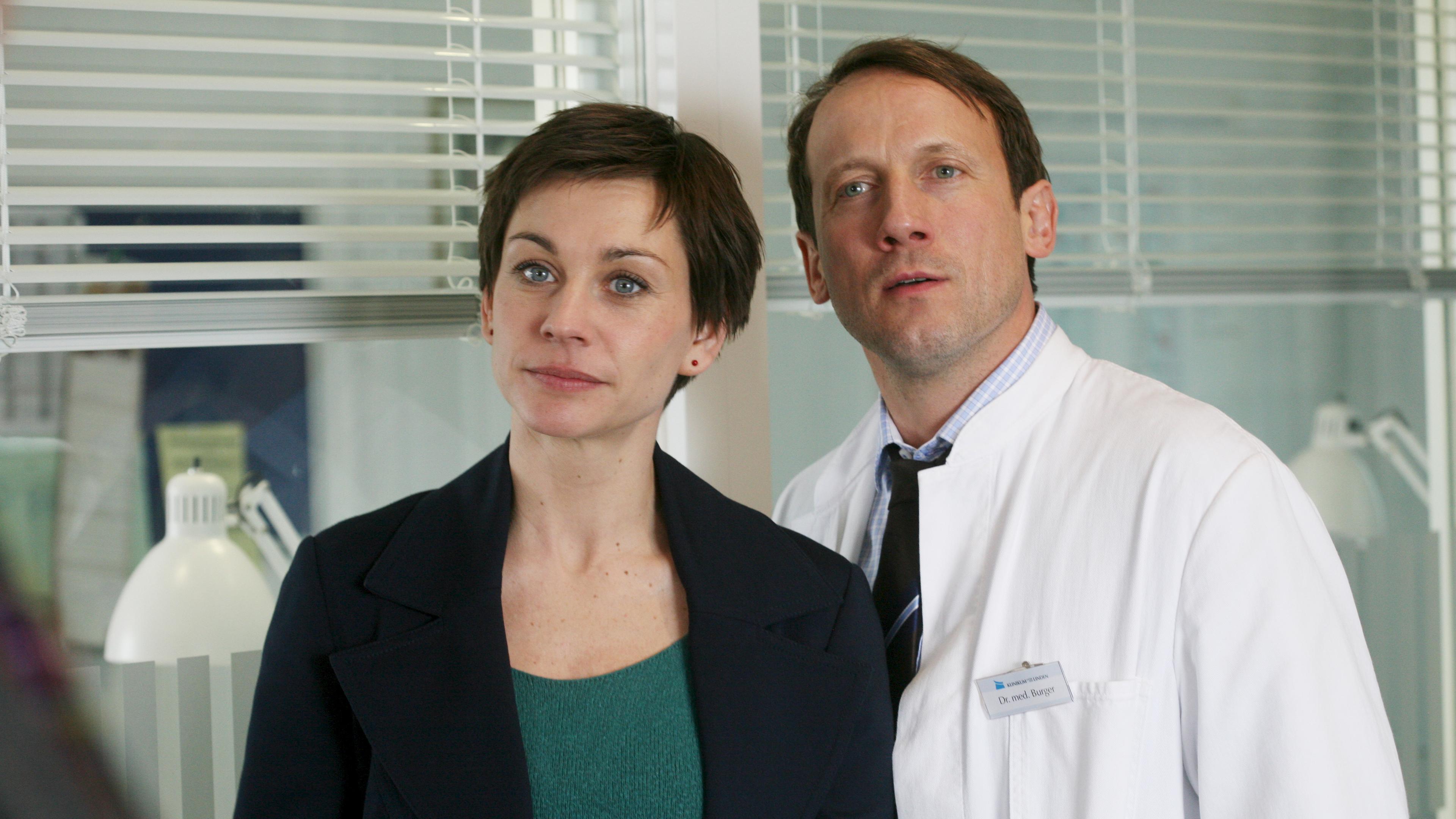 Internistin Sophie (Christiane Paul, li.) und ihr Kollege Dr. Burger (Wotan Wilke Möhring, re.) werden beim Flirten am Arbeitsplatz ertappt, sie sehen erstaunt aus.
