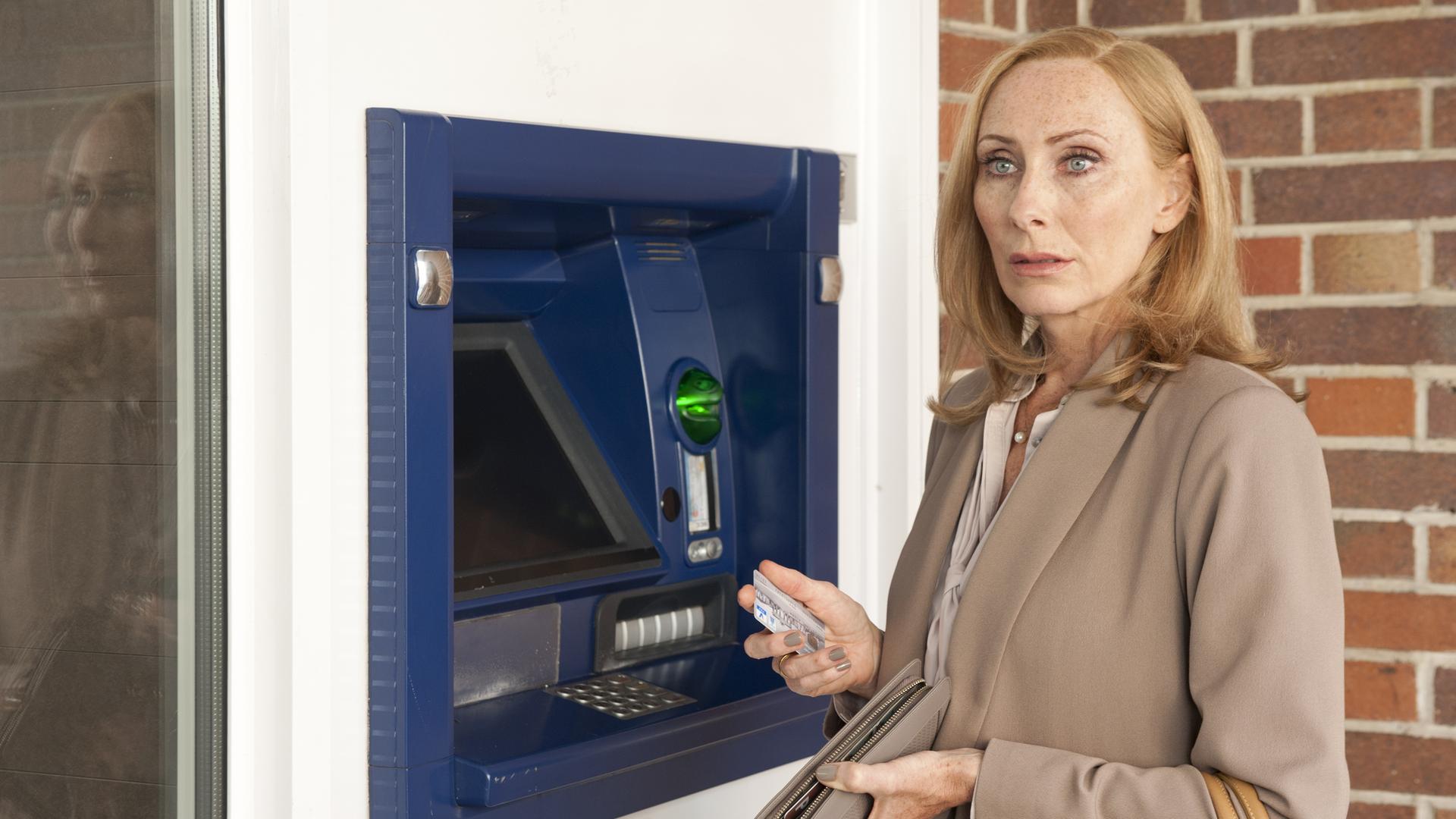 Es kommt noch besser: Ina (Andrea Sawatzki) bekommt kein Geld aus dem Automaten, weil das Bankkonto gesperrt ist. 