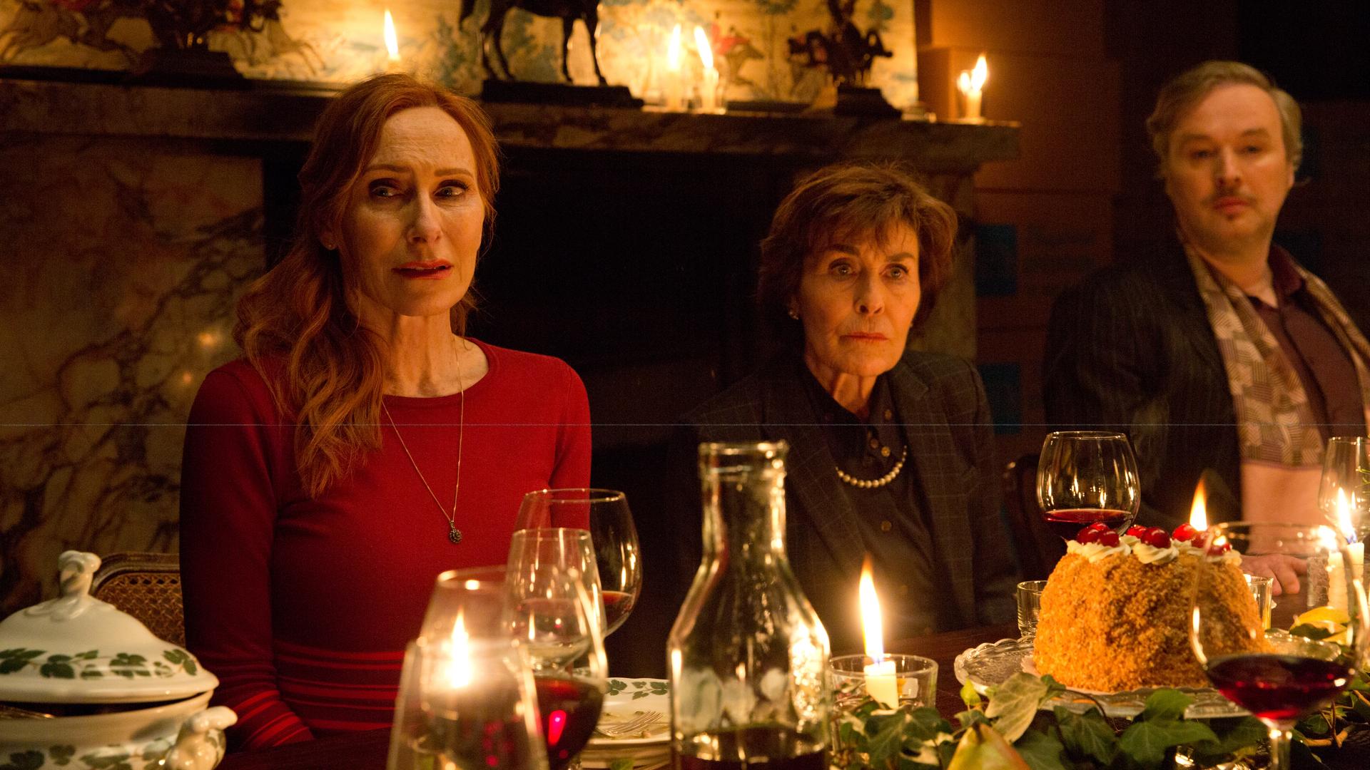 An festlich gedeckter und mit Kerzen beleuchteter Tafel sitzend, blickt Gundula (Andrea Sawatzki) entsetzt zur Seite. Neben ihr sitzen Mutter Ilse (Thekla Carola Wied) und Bruder Hadi (Stephan Grossmann) und starren in die gleiche Richtung.
