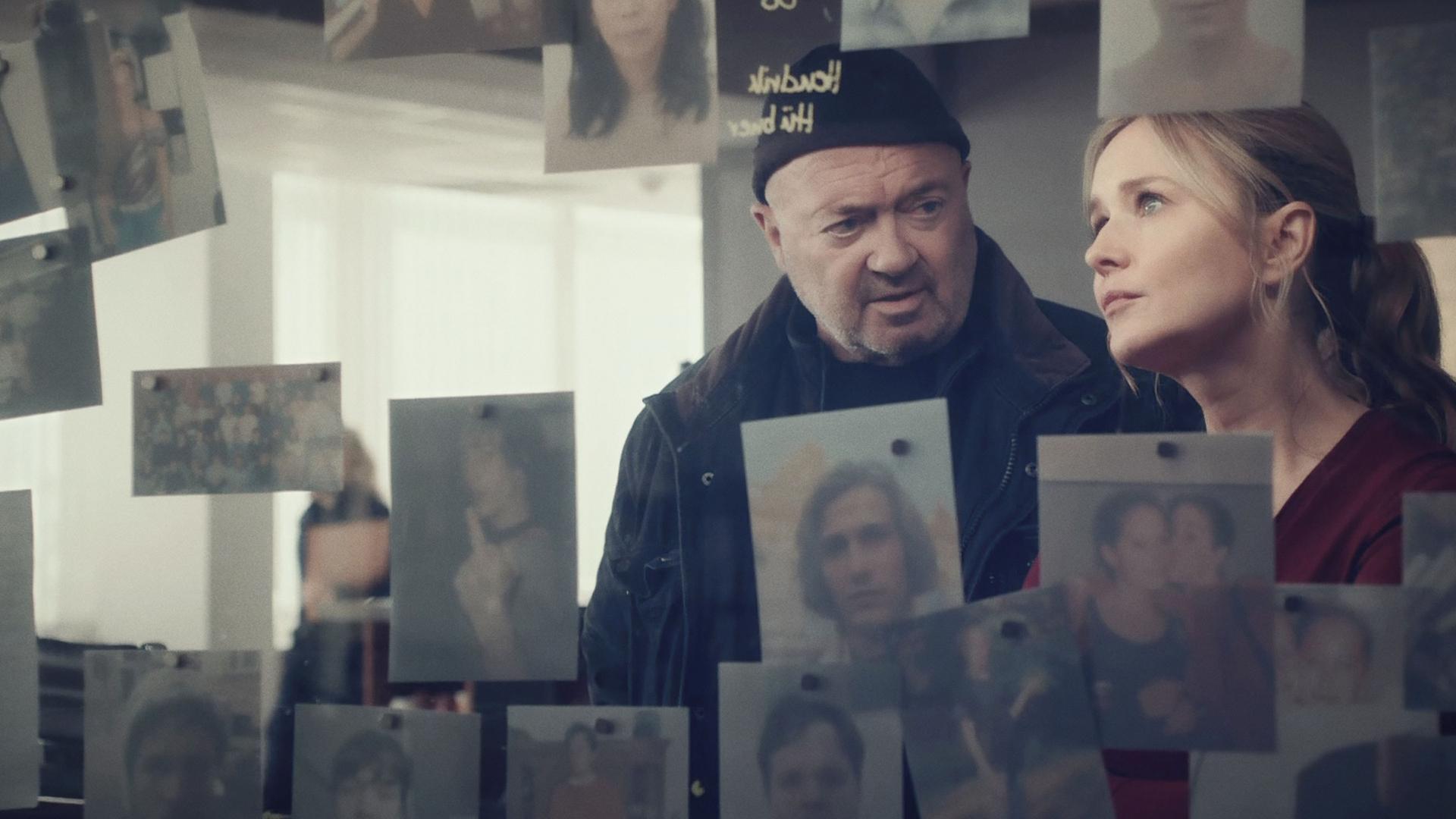Linett Wachow (Stefanie Stappenbeck) und Otto Garber (Florian Martens) stehen vor einem Spiegel, der mit Bildern beklebt ist und auf dem Notizen stehen.