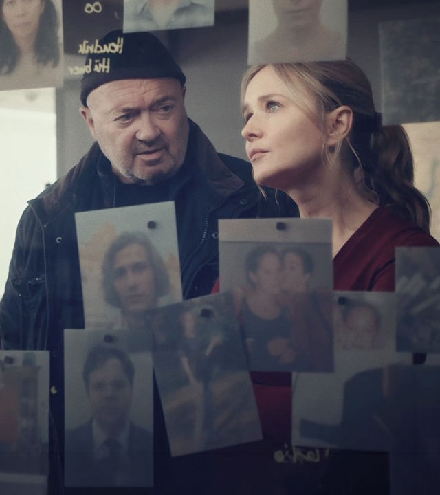 Linett Wachow (Stefanie Stappenbeck) und Otto Garber (Florian Martens) stehen vor einem Spiegel, der mit Bildern beklebt ist und auf dem Notizen stehen.