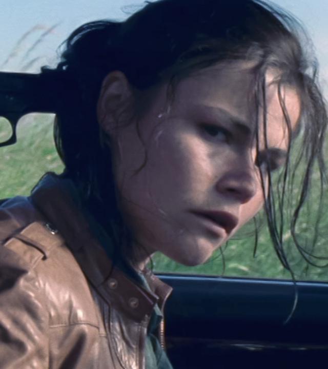 Kommissarin Nina Petersen (Katharina Wackernagel) sitzt auf dem Fahrersitzt eines Autos und bekommt eine Pistole an den Hinterkopf gedrückt. 