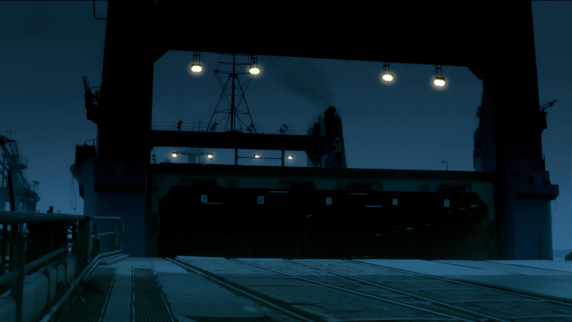 Das obere Abteil eines Frachtschiffes ist bei Nacht zu sehen. 