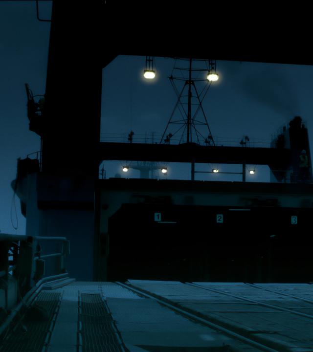 Das obere Abteil eines Frachtschiffes ist bei Nacht zu sehen. 
