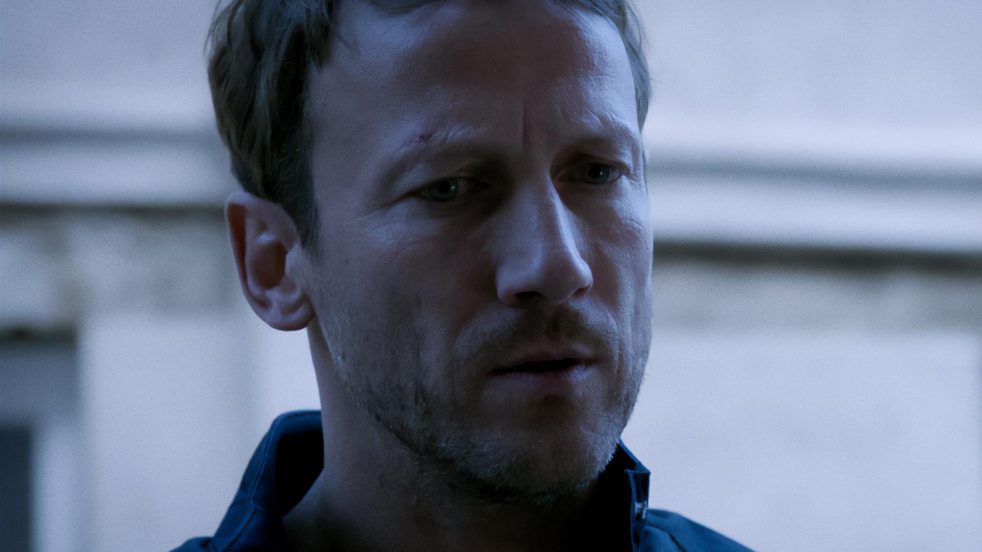 Benjamin Lietz (Wotan Wilke Möhring) steht vor einer Hauswand und schaut besorgt. 