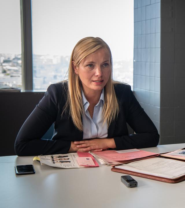 Staatsanwältin Judith Schrader (Nadja Uhl) und Kommissar Jochen Montag (Dirk Borchardt) befragen einen Mann, der nur von hinten zu sehen ist.