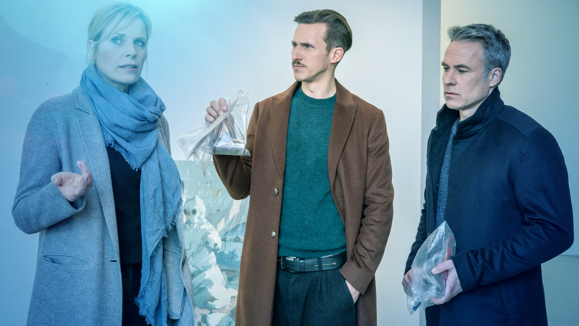 Ina Zimmermann (Melanie Marschke), Moritz Brenner (Johannes Hendrik Langer) und Jan Maybach (Marco Girnth) am Tatort.  Die beiden Männder halten Beweismittel-Tüten in der Hand. 
