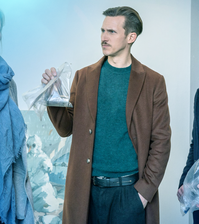 Ina Zimmermann (Melanie Marschke), Moritz Brenner (Johannes Hendrik Langer) und Jan Maybach (Marco Girnth) am Tatort.  Die beiden Männder halten Beweismittel-Tüten in der Hand. 