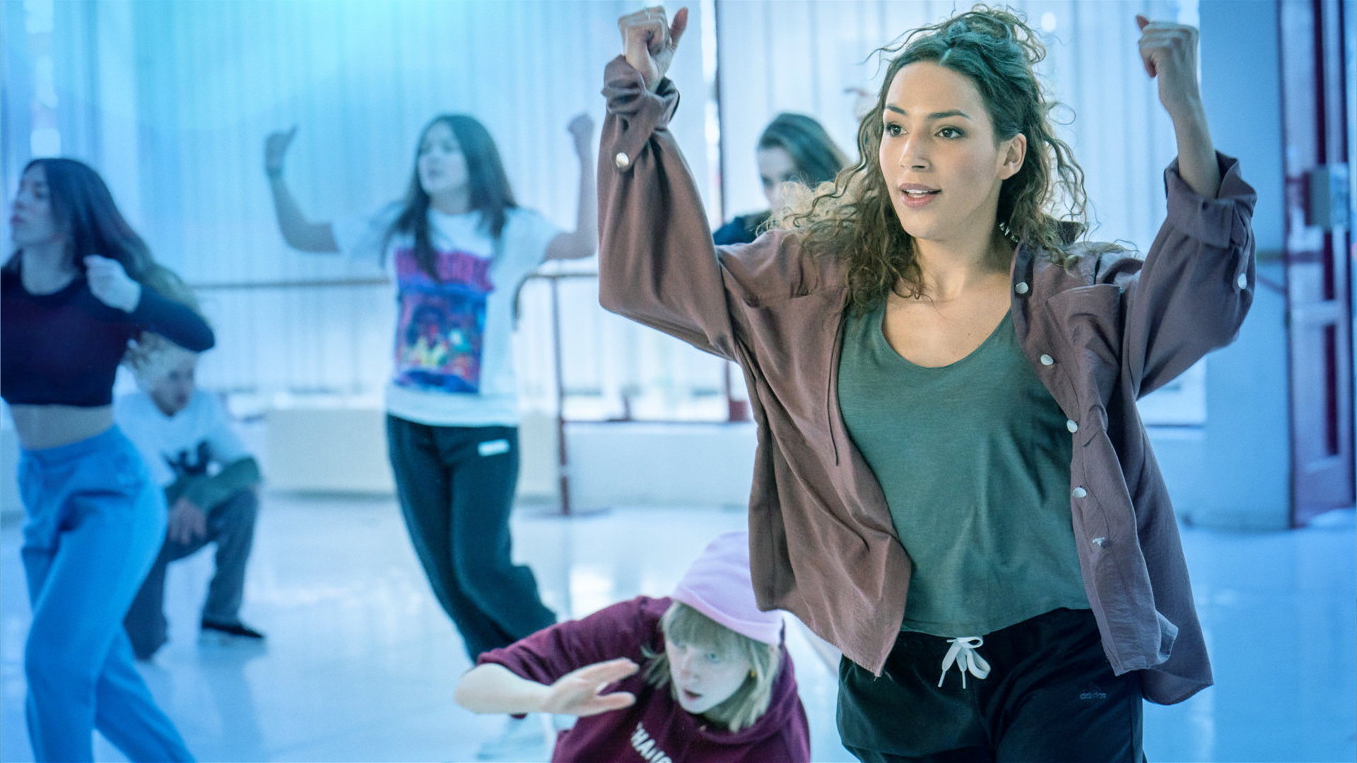 Kim Nowak (Amy Mußul) bei einem Tanzkurs. 