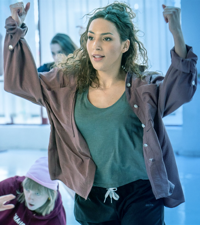 Kim Nowak (Amy Mußul) bei einem Tanzkurs. 