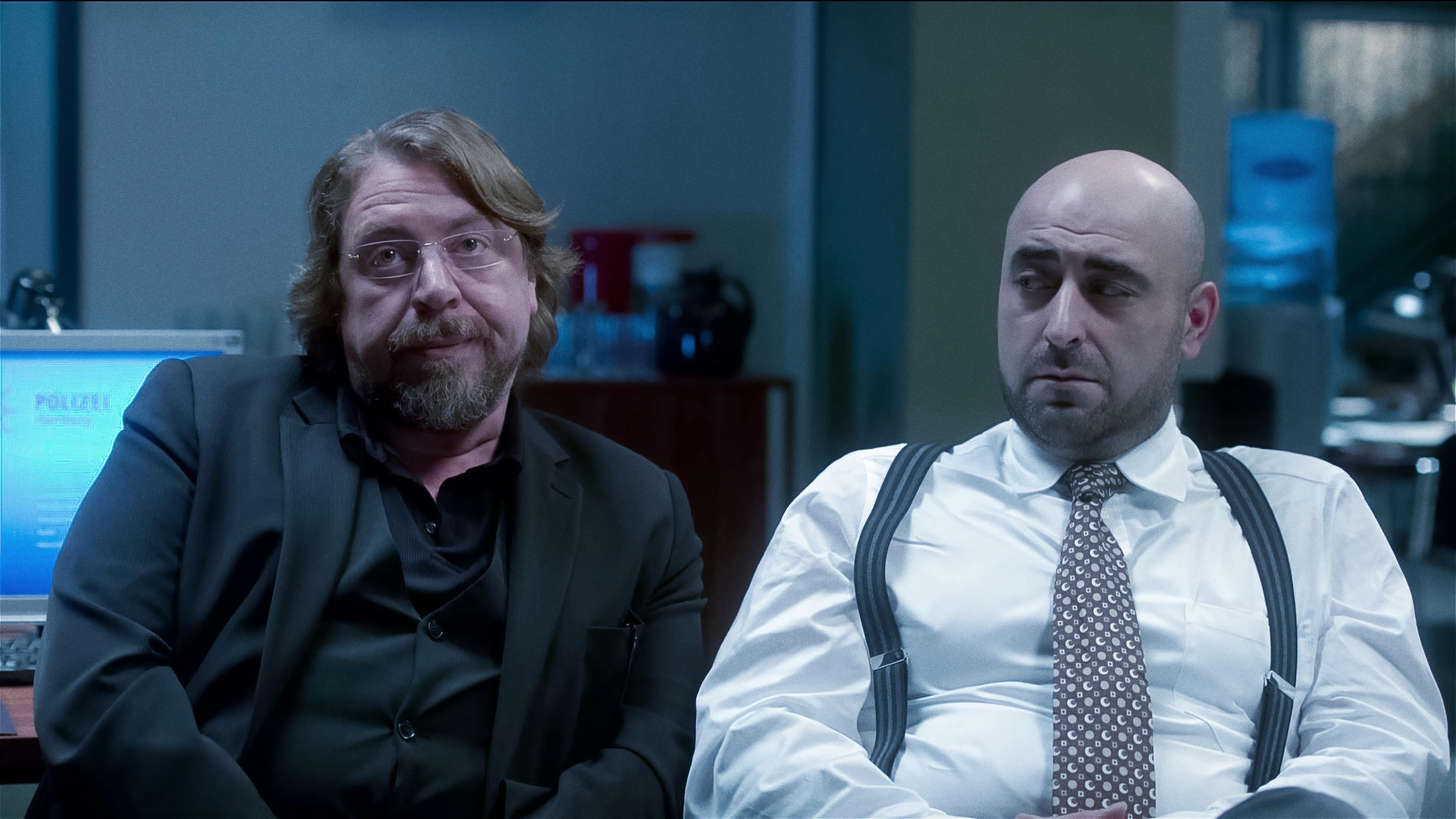 Erichsen (Armin Rohde) und Kaplan (Özgür Karadeniz) sitzen im Büro. Erichsen schaut schnippisch, Kaplan skeptisch zu ihm rüber.