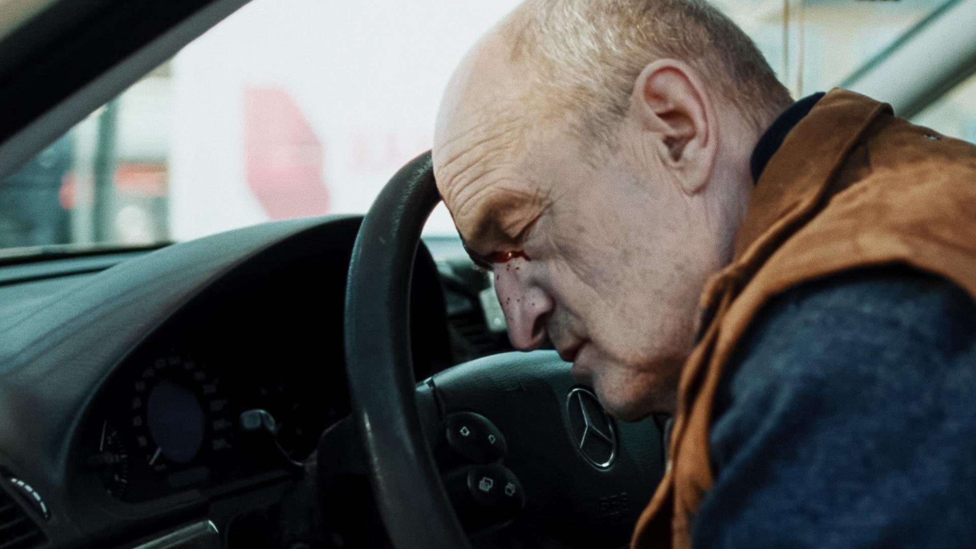 Ein ermordeter Taxifahrer mit dem Kopf auf dem Lenkrad seines Wagens