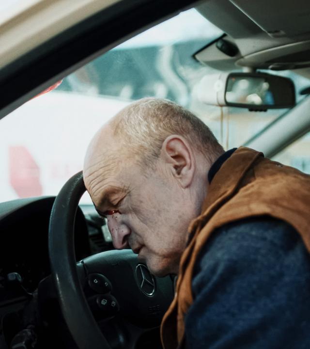 Ein ermordeter Taxifahrer mit dem Kopf auf dem Lenkrad seines Wagens