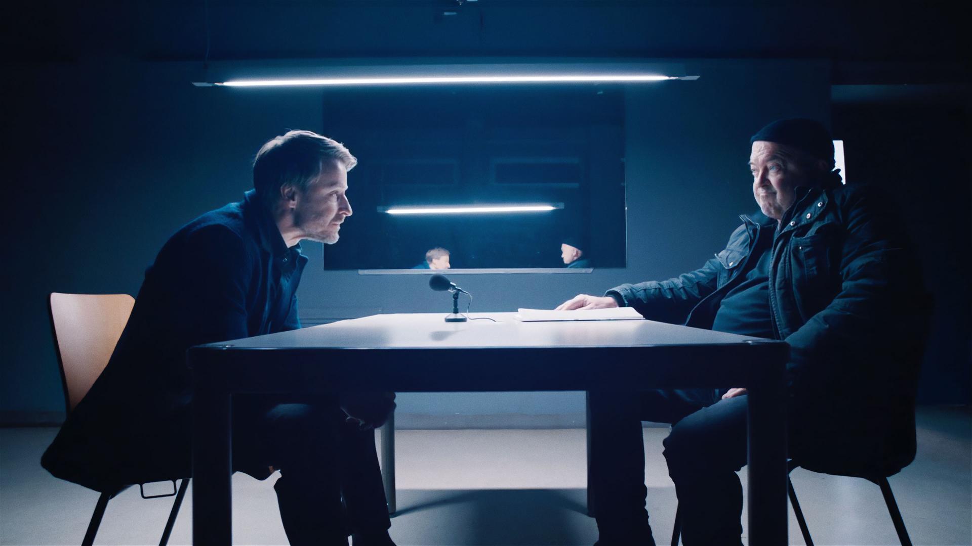 Im spärlich beleuchteten Befragungsraum interviewt Otto (Florian Martens) den verdächtigen Professor Peter Prochaska (Max von Pufendorf).