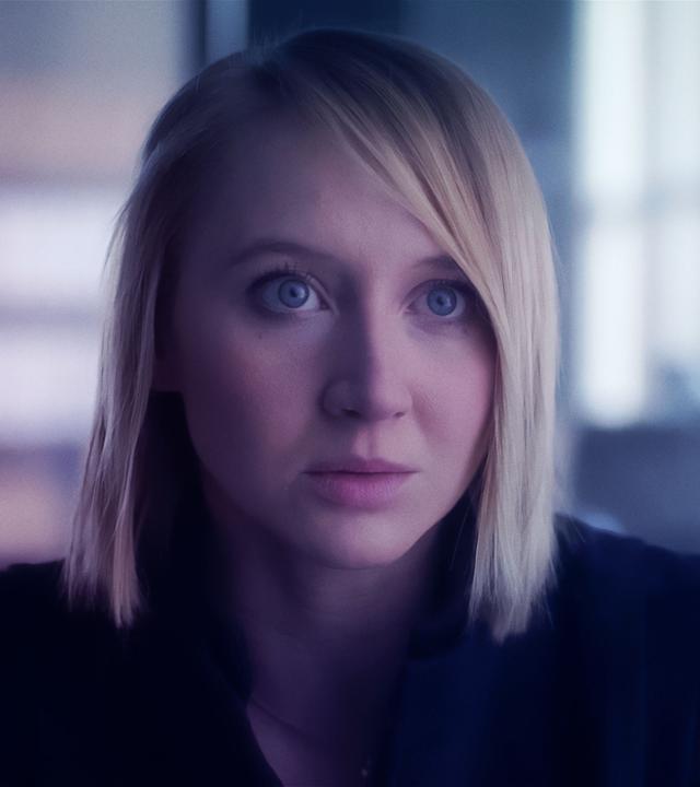 Nora Weiss (Anna Maria Mühe) sitzt in einem Gebäude. Ihr Gesicht ist in einer Großaufnahme abgebildet.